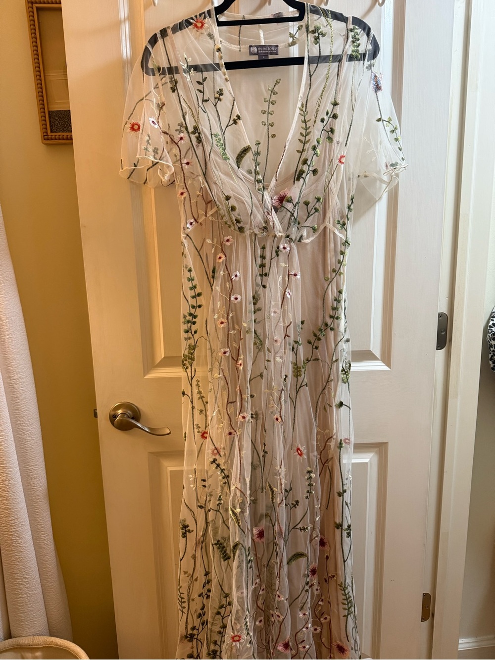 Elestory White Floral Embroidered Maxi Dress